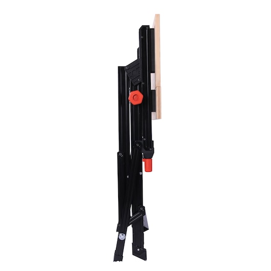 Etabli BLACK+DECKER WM1000 plié, vu de côté avec une structure en métal noir et un plateau en bois, doté de boutons de réglage rouges.
