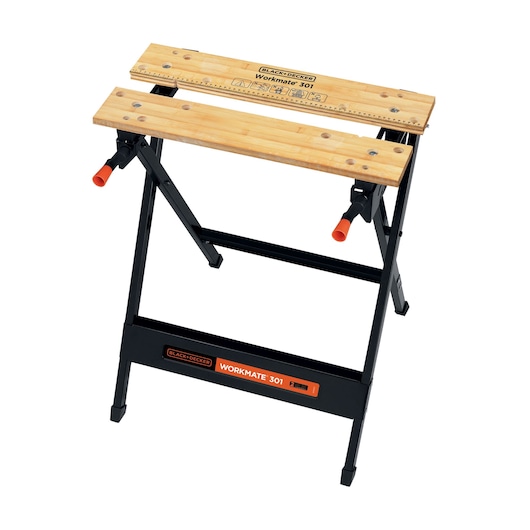 Een BLACK+DECKER Workmate 301 draagbare werkbank met een lichte houten werkblad en opvouwbare zwarte metalen poten, voorzien van twee oranje handgrepen.