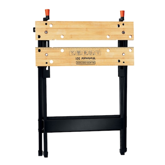 Un établi portable BLACK+DECKER Workmate 301 avec un plateau en bois comportant des repères de mesure et une structure en métal noir robuste, vu debout sur fond blanc.