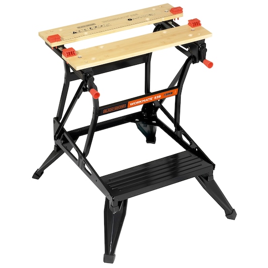 Un établi portable BLACK+DECKER Workmate 536 avec une structure métallique noire pliable et deux surfaces de serrage en bois. L'étiquette orange est visible à l'avant, et il y a des poignées de réglage rouges et des pieds pour la stabilité.