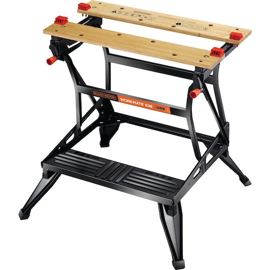 Een BLACK+DECKER Workmate 626 draagbare werkbank met een stevig zwart metalen frame, twee houten klemoppervlakken en rode verstelknoppen.